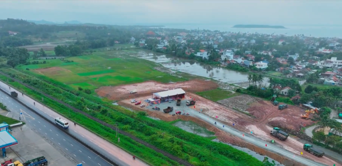 Vị trí xây dựng dự án Cloud Living An Phú nhìn từ flycam, khu đất đang thi công gần đường lớn và khu dân cư tại Tuy Hòa Đắk Lắk