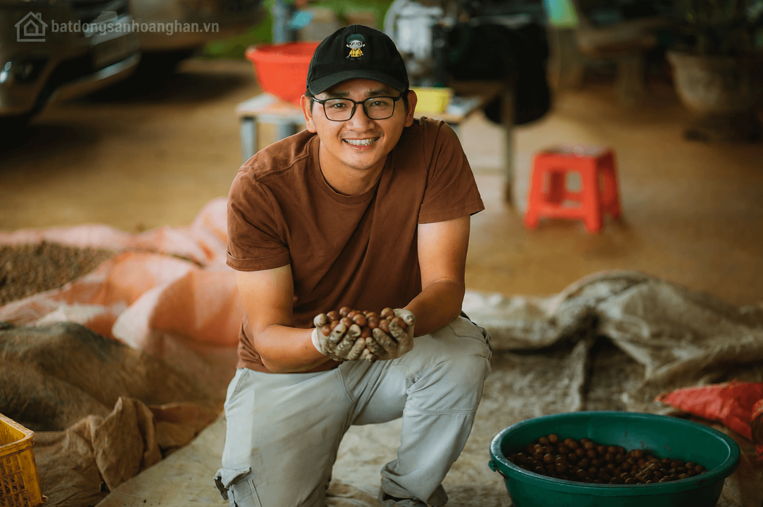 Người trẻ tham gia chế biến và phân loại mắc ca tại cơ sở nông sản ở Đắk Lắk