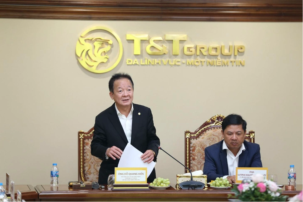 Ông Đỗ Quang Hiển, Nhà sáng lập, Chủ tịch điều hành Tập đoàn T&T và ông Lương Nguyễn Minh Triết, Bí thư Tỉnh ủy Đắk Lắk tại buổi làm việc về đề xuất đầu tư các dự án đô thị và năng lượng tại Đắk Lắk.